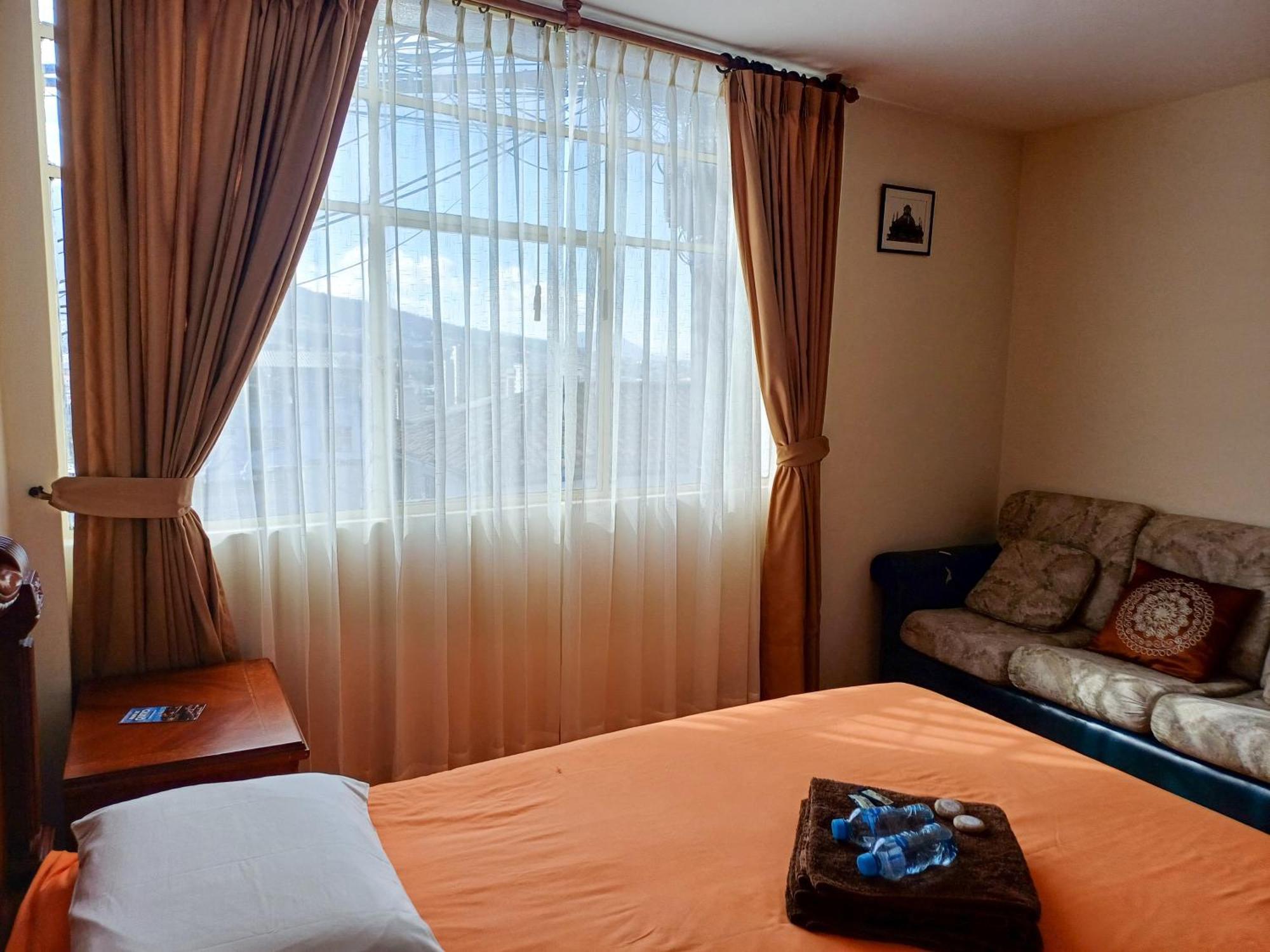 The Quito Guest House With Yellow Balconies For Travellers Exterior photo