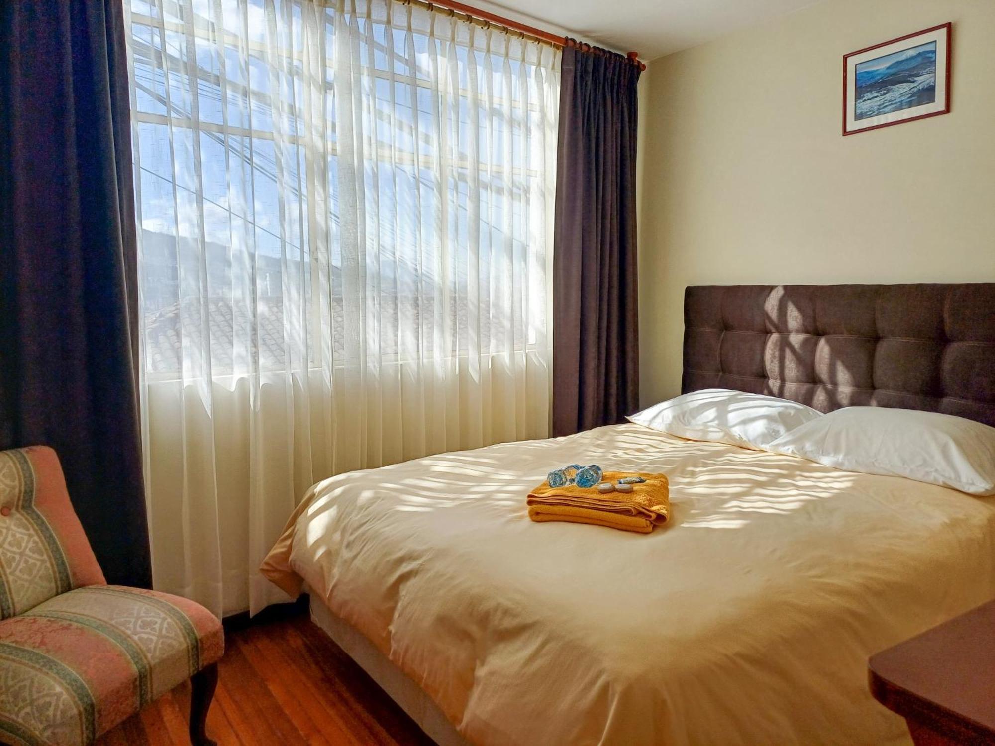 The Quito Guest House With Yellow Balconies For Travellers Exterior photo